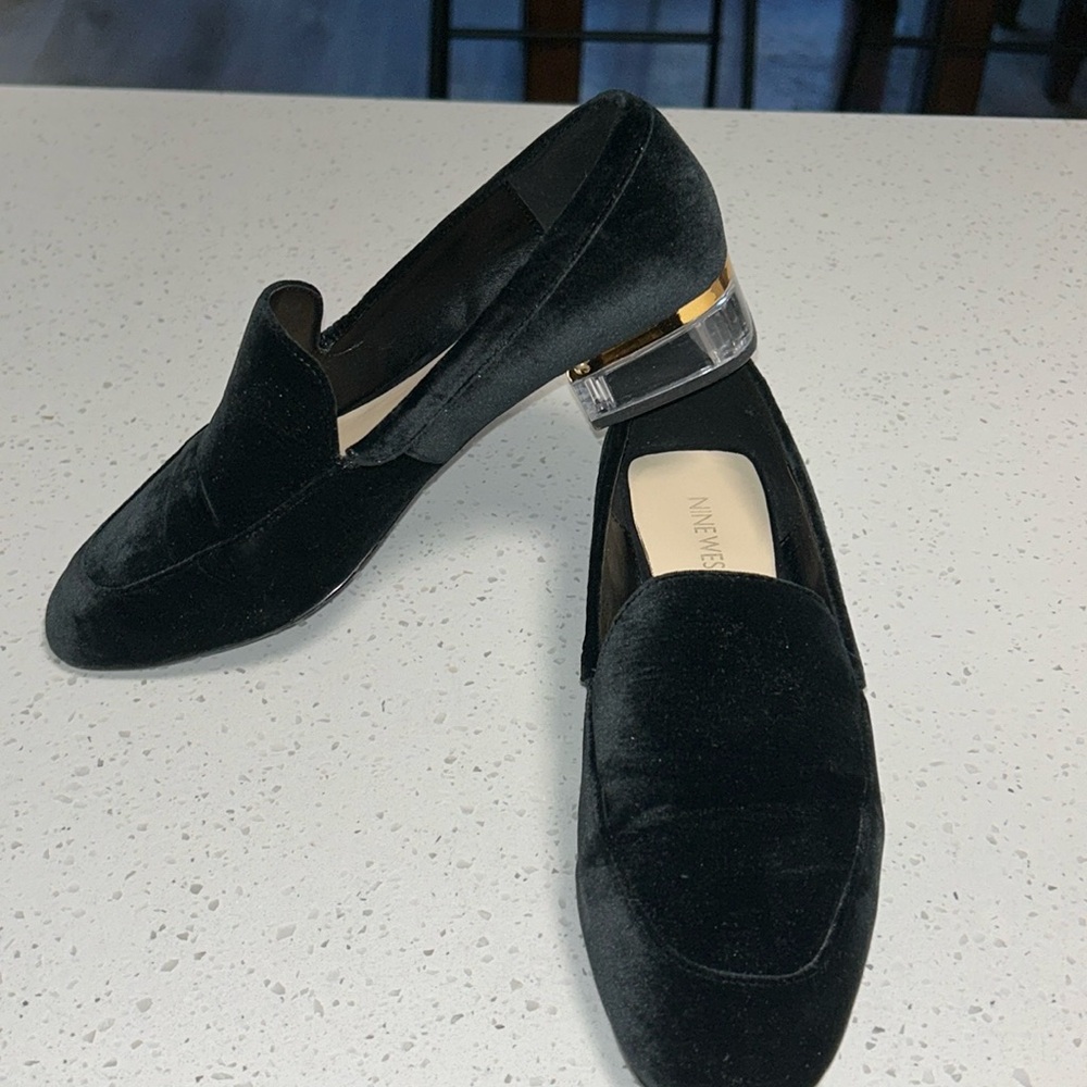 Size 8. fits like 8 1/2.  I also have a narrow foot and this is more wide.